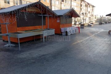 Angajați de la Salubritate au încercat să mai îndepărteze slinul de pe dalele de granit Jegul de pe esplanada Casei Culturii Suceava