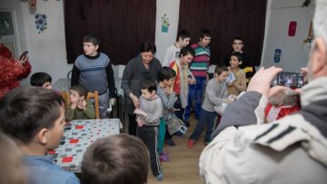 Acțiunea umanitară „Daruri pentru toți copiii”, în trei unități de asistență socială din județ