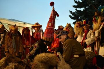 Spectacol extraordinar al măștilor și al obiceiurilor tradiționale, la Fălticeni