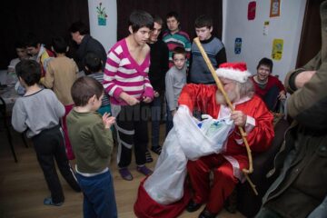 Acțiunea umanitară „Daruri pentru toți copiii”, în trei unități de asistență socială din județ