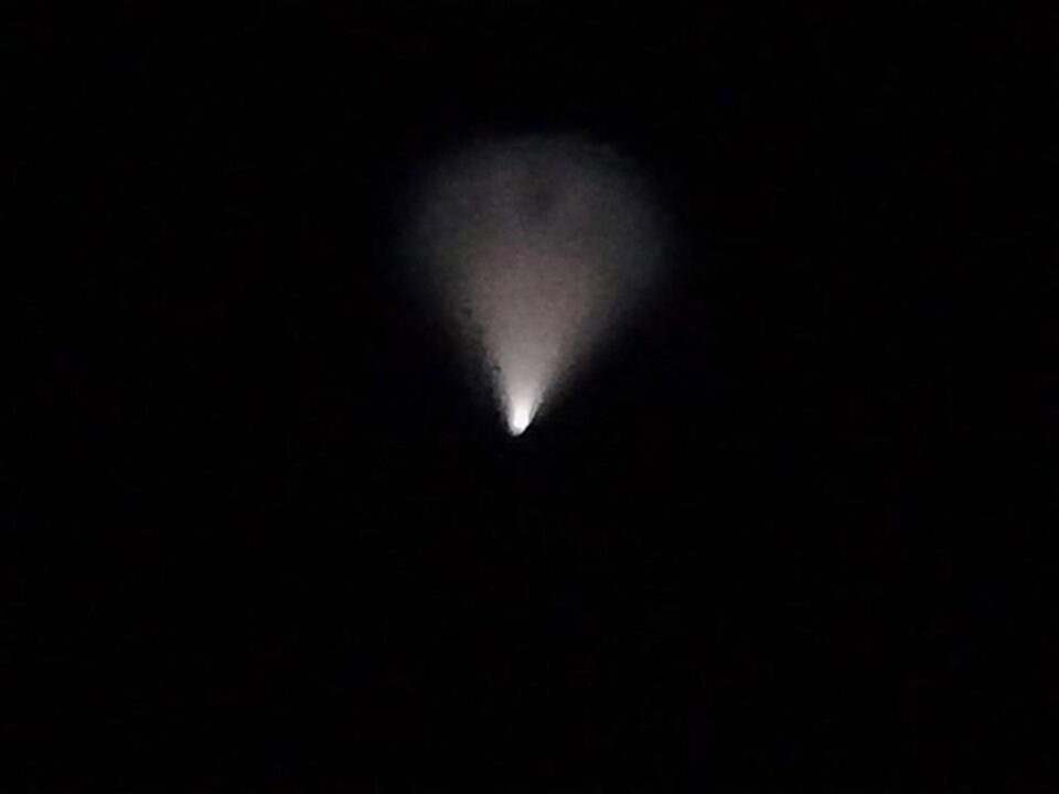 Misterioasa lumină văzută de mai mulți martori de Crăciun, pe cerul Bucovinei. Foto: Costel Rogna Misterioasa lumină văzută de mai mulți martori de Crăciun, pe cerul Bucovinei. Foto: Costel Rogna
