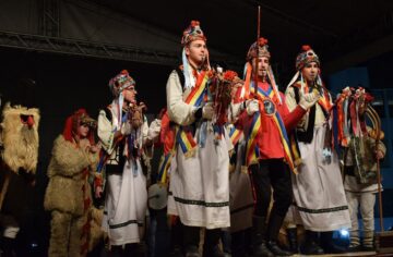 Spectacol extraordinar al măștilor și al obiceiurilor tradiționale, la Fălticeni