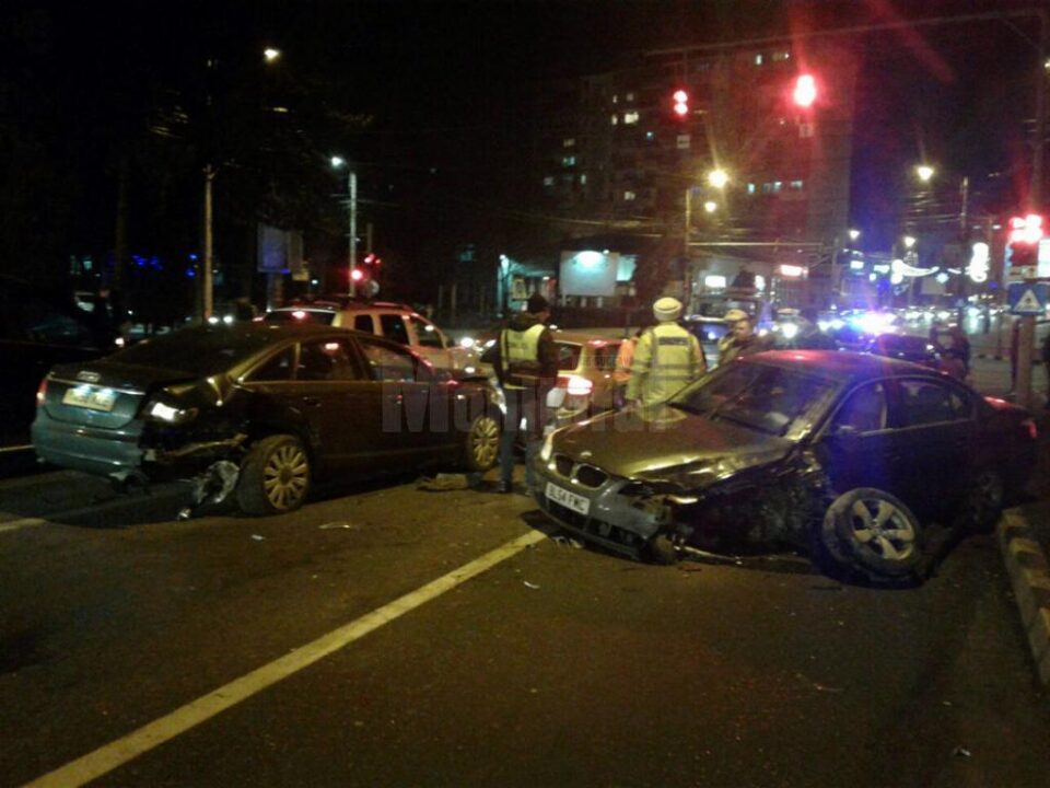 Unele mașini au fost grav avariate