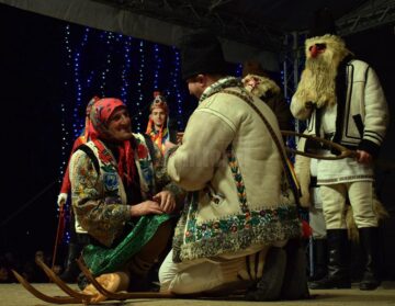 Spectacol extraordinar al măștilor și al obiceiurilor tradiționale, la Fălticeni