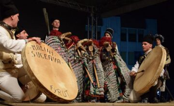 Spectacol extraordinar al măștilor și al obiceiurilor tradiționale, la Fălticeni