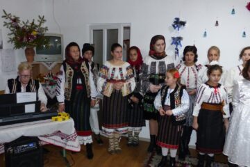 Spectacol dat de copii la Dolhasca