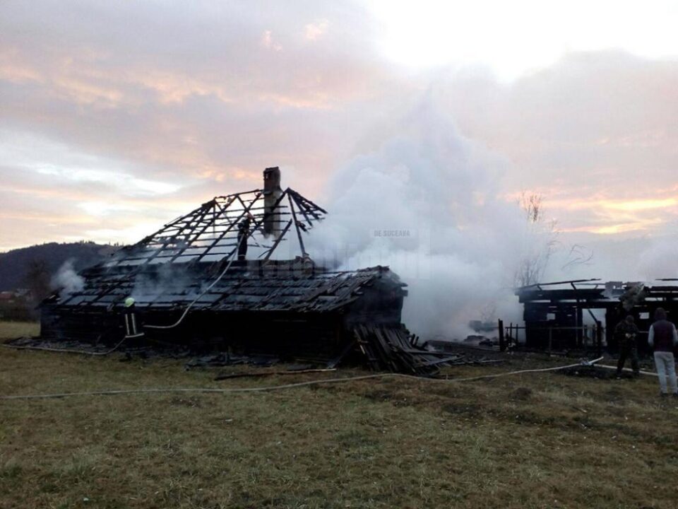 În urma incendiului puternic, întreaga gospodărie a fost distrusă de flăcări
