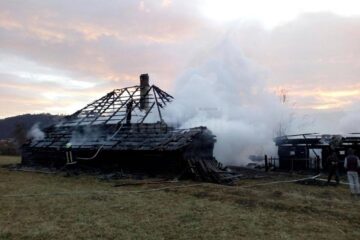 În urma incendiului puternic, întreaga gospodărie a fost distrusă de flăcări