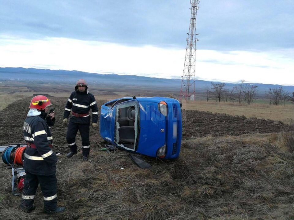 Tânăra și-a pierdut viața după ce autoturismul s-a răsturnat de mai multe ori pe câmp