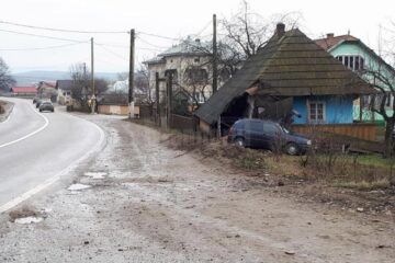 Tânărul aflat la volanul unui VW Golf, a intrat cu mașina în colțul unei case din Milișăuți, din cauza neadaptării vitezei într-o curbă