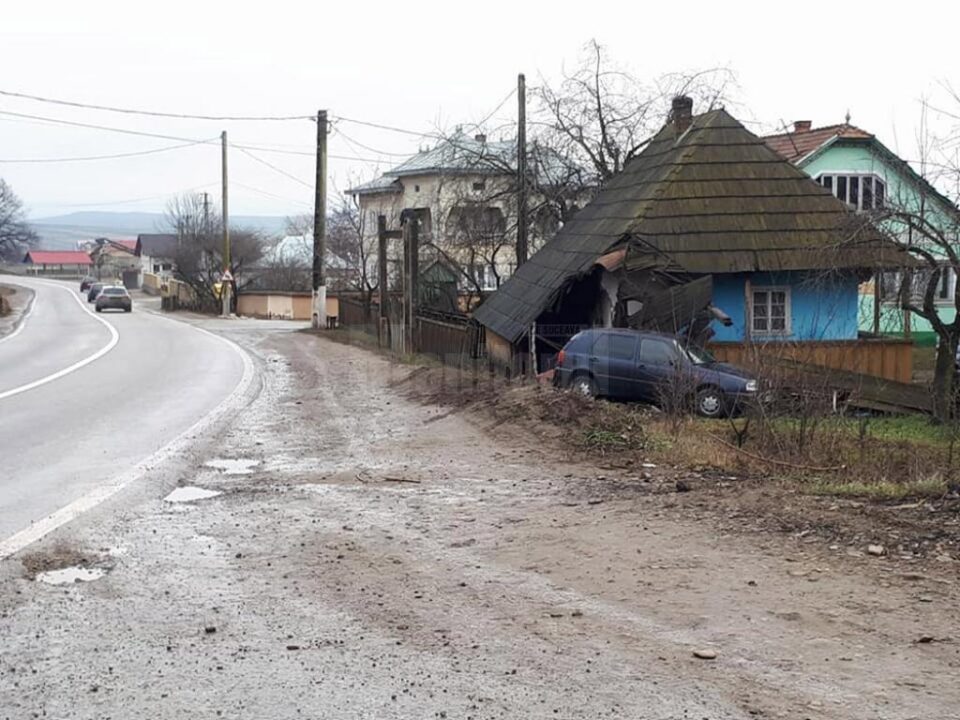 Tânărul aflat la volanul unui VW Golf, a intrat cu mașina în colțul unei case din Milișăuți, din cauza neadaptării vitezei într-o curbă Tânărul aflat la volanul unui VW Golf, a intrat cu mașina în colțul unei case din Milișăuți, din cauza neadaptării vitezei într-o curbă