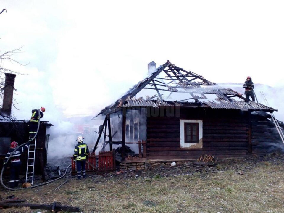 În urma incendiului puternic, întreaga gospodărie a fost distrusă de flăcări