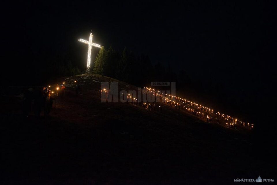 Studenții ASCOR aflați în tabără la Mănăstirea Putna au marcat Centenarul Marii Uniri scriind „100” cu torțe, pe Dealul Crucii