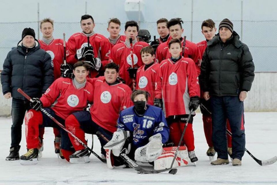 Echipa de hochei juniori U16 CSM Suceava, antrenori Constantin Curelaru și Cătălin Vasiliu Echipa de hochei juniori U16 CSM Suceava, antrenori Constantin Curelaru și Cătălin Vasiliu