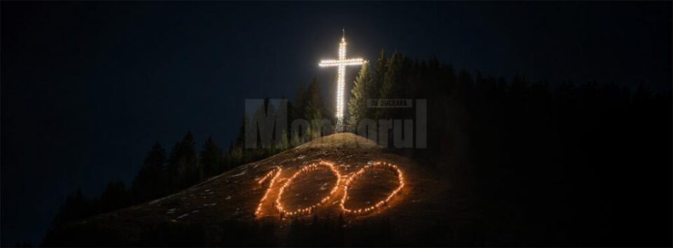 Studenții ASCOR aflați în tabără la Mănăstirea Putna au marcat Centenarul Marii Uniri scriind „100” cu torțe, pe Dealul Crucii