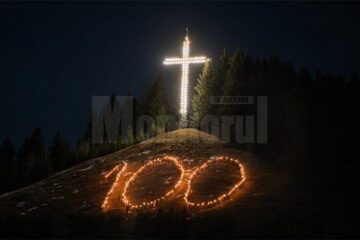 Studenții ASCOR aflați în tabără la Mănăstirea Putna au marcat Centenarul Marii Uniri scriind „100” cu torțe, pe Dealul Crucii