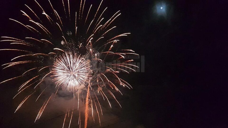 10.000 de suceveni au sărbătorit trecerea în 2018 admirând superbe focuri de artificii