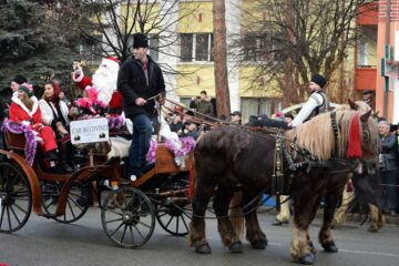 Festivalul de datini a adunat turiștii și localnicii în centrul orașului stațiune