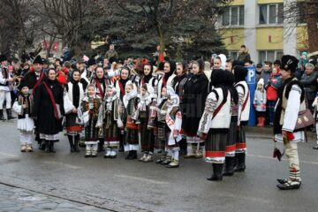 Festivalul de datini a adunat turiștii și localnicii în centrul orașului stațiune