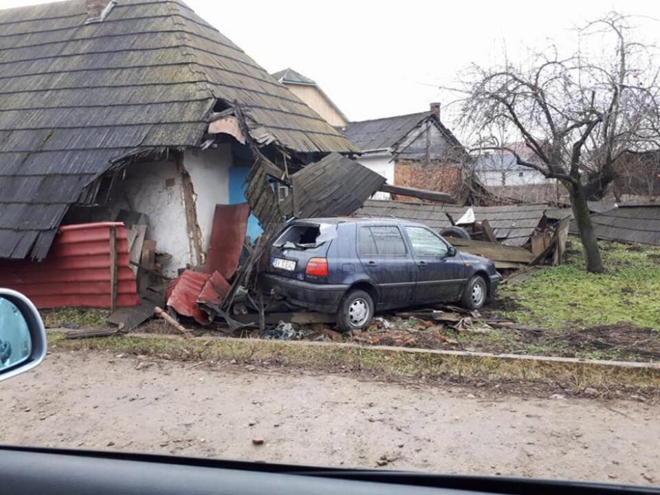 Accidentul de pe 2 ianuarie, când un tânăr șofer a pierdut controlul asupra volanului într-o curbă, mașina lovind violent colțul unei case