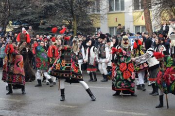 Festivalul de datini a adunat turiștii și localnicii în centrul orașului stațiune