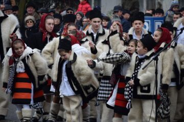 Festivalul de datini a adunat turiștii și localnicii în centrul orașului stațiune