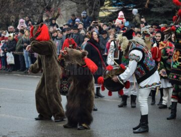 Festivalul de datini a adunat turiștii și localnicii în centrul orașului stațiune
