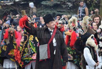 Festivalul de datini a adunat turiștii și localnicii în centrul orașului stațiune
