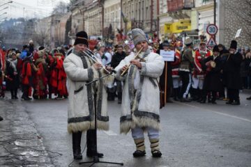 Festivalul de datini a adunat turiștii și localnicii în centrul orașului stațiune