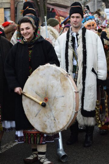 Festivalul de datini a adunat turiștii și localnicii în centrul orașului stațiune
