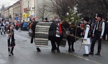 Festivalul de datini a adunat turiștii și localnicii în centrul orașului stațiune