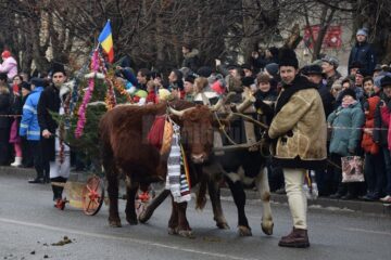 Festivalul de datini a adunat turiștii și localnicii în centrul orașului stațiune