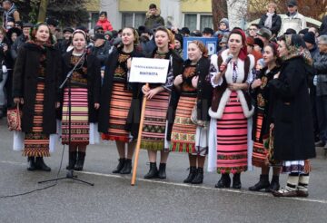 Festivalul de datini a adunat turiștii și localnicii în centrul orașului stațiune