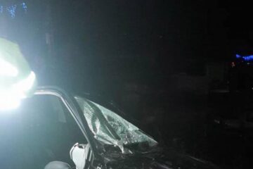 Impactul a fost deosebit de violent, cele doua mașini fiind grav avariate. Foto: Costică Musca