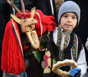 Festivalul de datini a adunat turiștii și localnicii în centrul orașului stațiune
