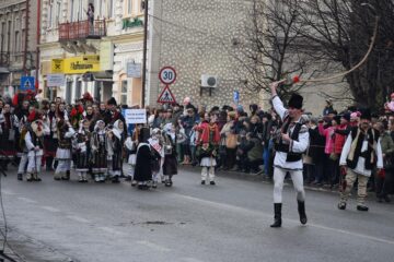 Festivalul de datini a adunat turiștii și localnicii în centrul orașului stațiune