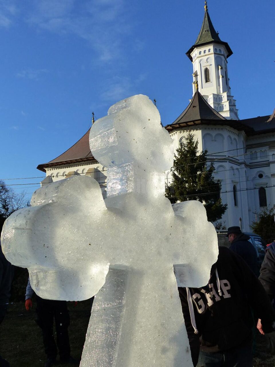Astăzi, în ziua Bobotezei, credincioșii se vor aduna în jurul altarului de gheață din curtea bisericii, pentru sfințirea apelor