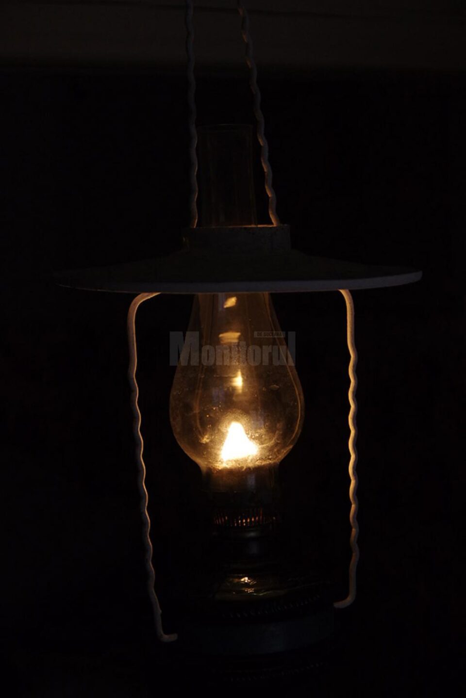 Aproape 450 de gospodării sărace din județul Suceava, luminate cu felinar sau cu lumânare