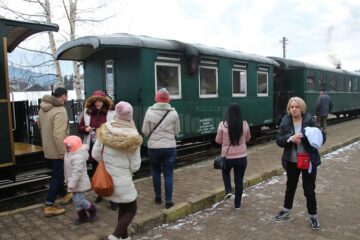 Turistii au luat cu asalt, de la prima cursa, vagoanele Mocanitei