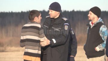 Tatăl disperat a fost oprit cu greu de jandarmi să nu se apropie de locul unde a fost găsit copilul decedat