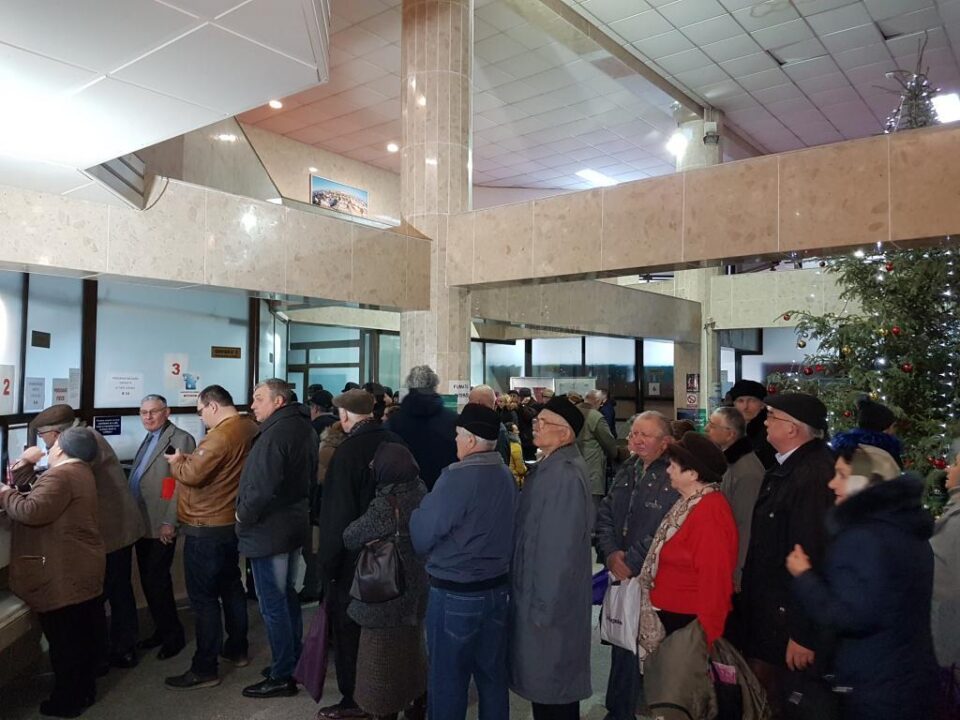 Aglomerație la ghișee în prima zi de plată a taxelor și impozitelor locale