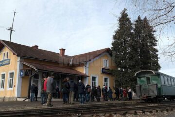 Peronul Gării Moldovița s-a umplut de turiști de la primele ore ale zilei de Bobotează
