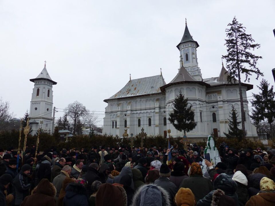 Credincioșii s-au adunat după Sfânta Liturghie în jurul altarului de gheață din curtea Bisericii "Sf. Gheorghe" din comună