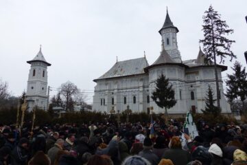Credincioșii s-au adunat după Sfânta Liturghie în jurul altarului de gheață din curtea Bisericii "Sf. Gheorghe" din comună