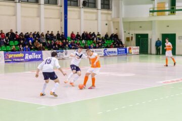 Campionatul județean de futsal se bucură de priză la public