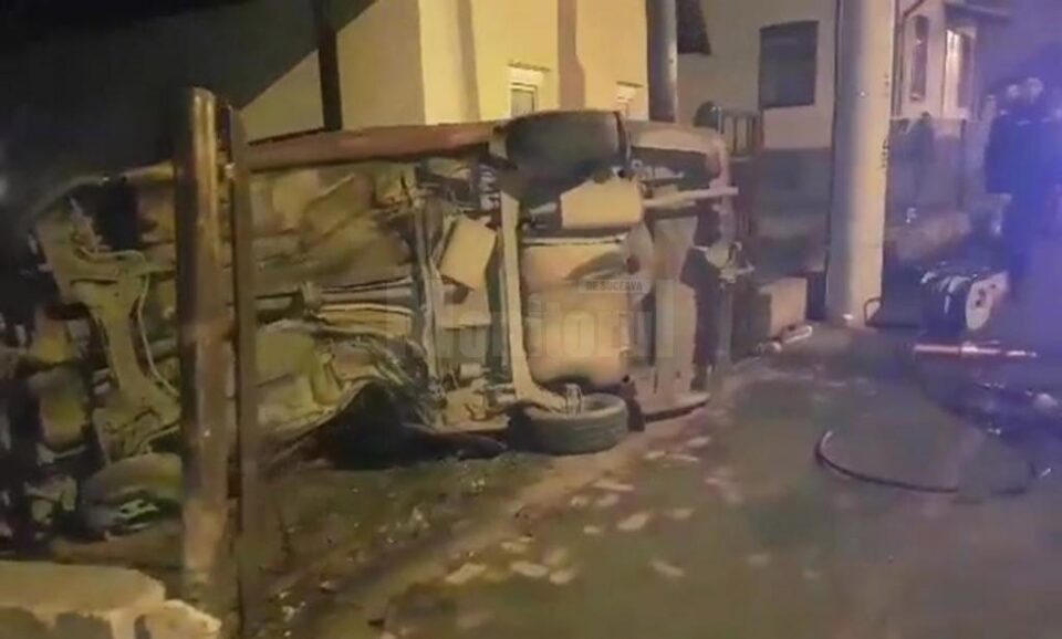 Mașina în care era patru tineri s-a răsturnat după ce a lovit un stâlp și un gard, unul dintre pasageri fiind în stare gravă