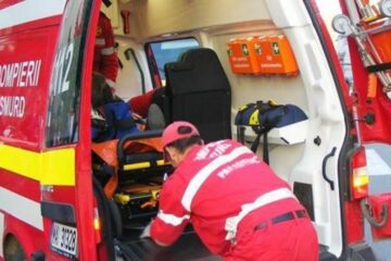 A chemat ambulanța să-l ducă acasă, după ce a băut și s-a tăiat la mână