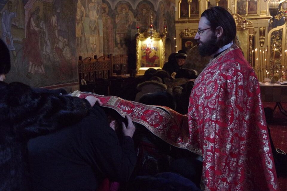 Cum este el și cum păstrăm dialogul și comuniunea cu duhovnicul?