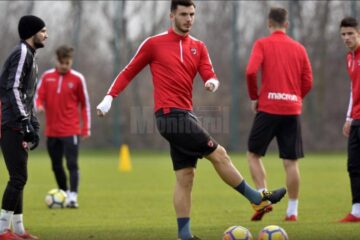 Alex Longher, în dreapta imaginii, este cel mai tânăr jucător din lotul lui Dinamo Alex Longher, în dreapta imaginii, este cel mai tânăr jucător din lotul lui Dinamo