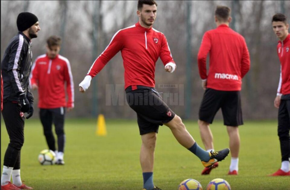 Alex Longher, în dreapta imaginii, este cel mai tânăr jucător din lotul lui Dinamo Alex Longher, în dreapta imaginii, este cel mai tânăr jucător din lotul lui Dinamo